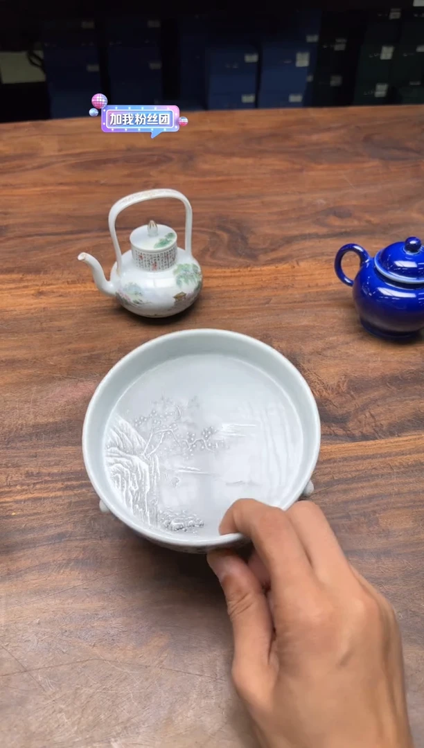 云***空青衿堂 粉彩梅映山水雪景三足壶承