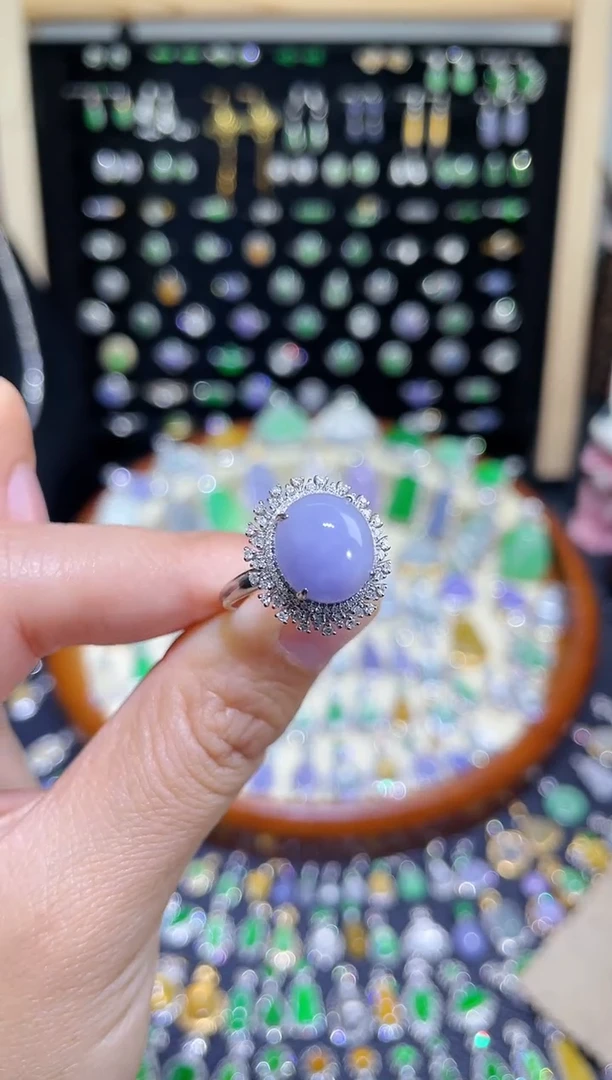 颈饰18K金镶嵌翡翠紫色大蛋面戒指