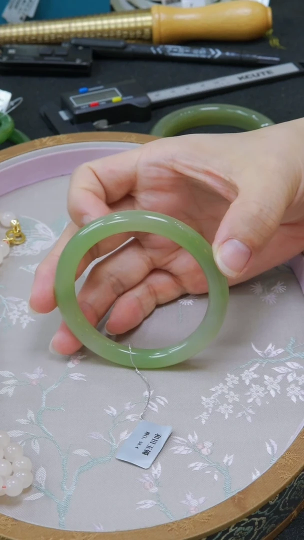 和田玉手镯未镶嵌58-59圈口近满翠翠青