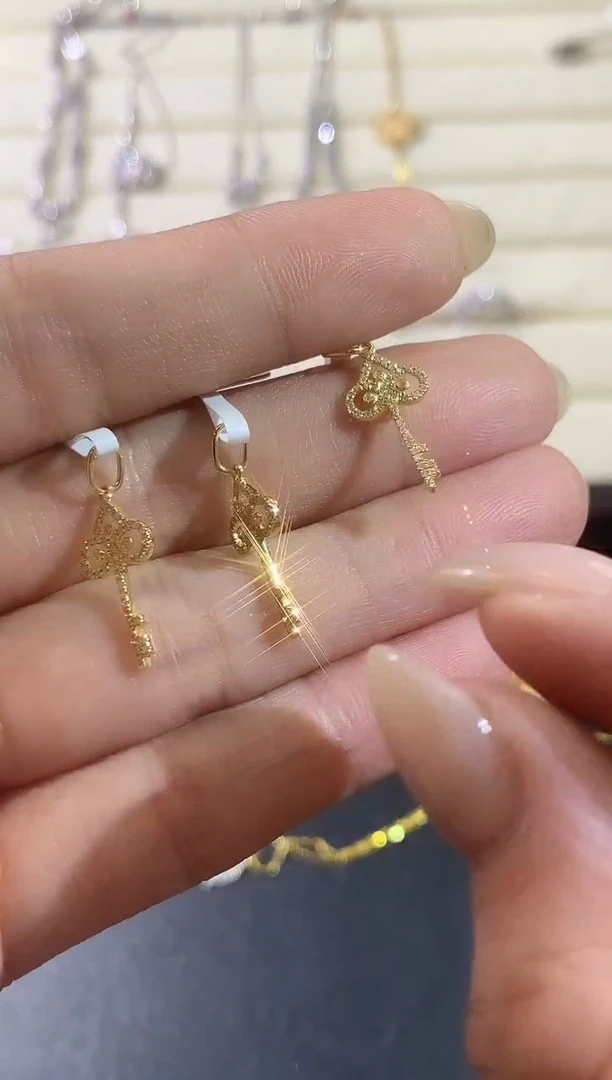 18K金镶嵌吊坠（不含链）钻石W213多样性发货一件980