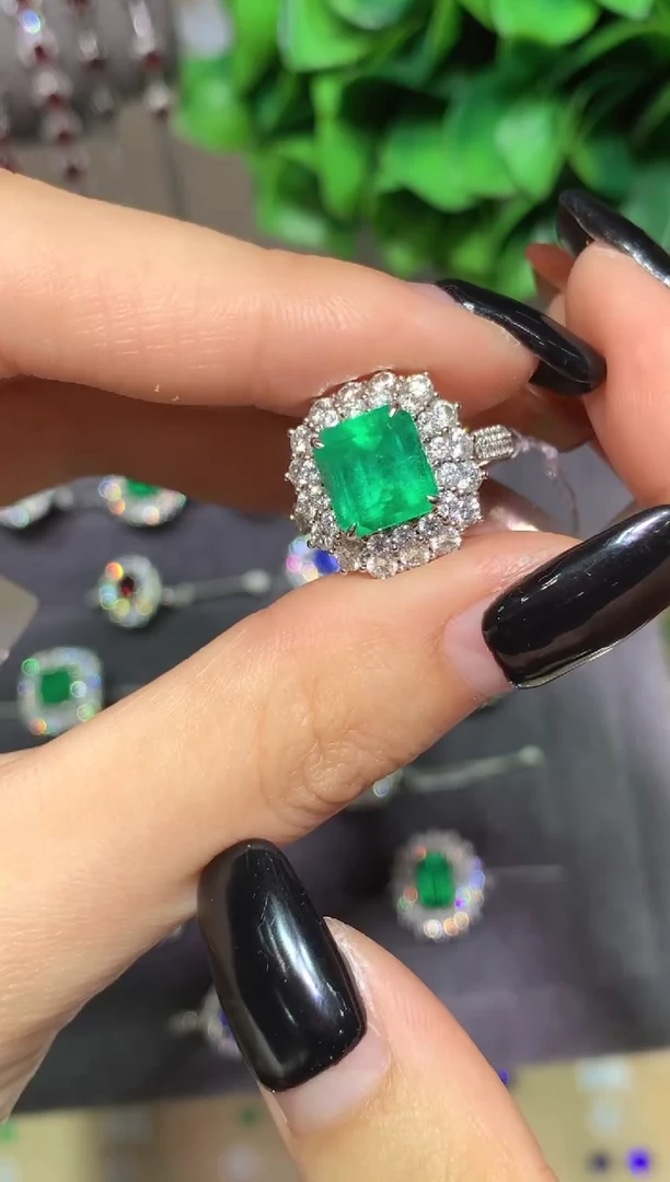 18K金镶嵌戒指祖母绿2.68CT