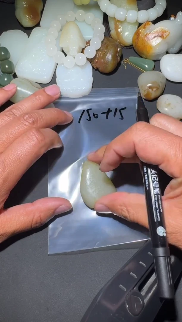 未镶嵌和田玉（糖玉）车挂和田玉