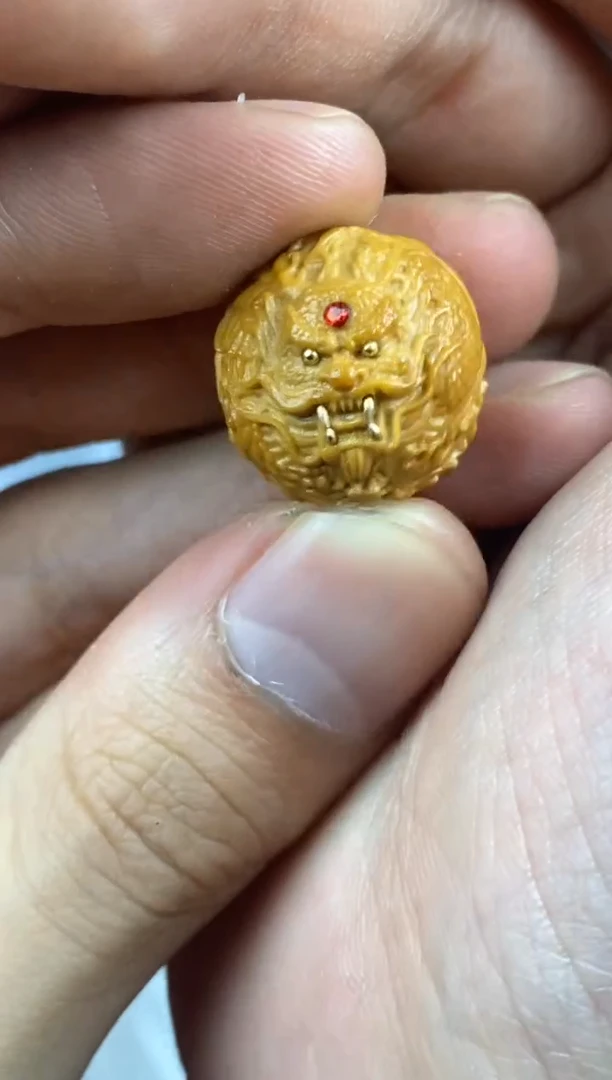 猴头核桃吊坠龙鳞珠  重工 红色