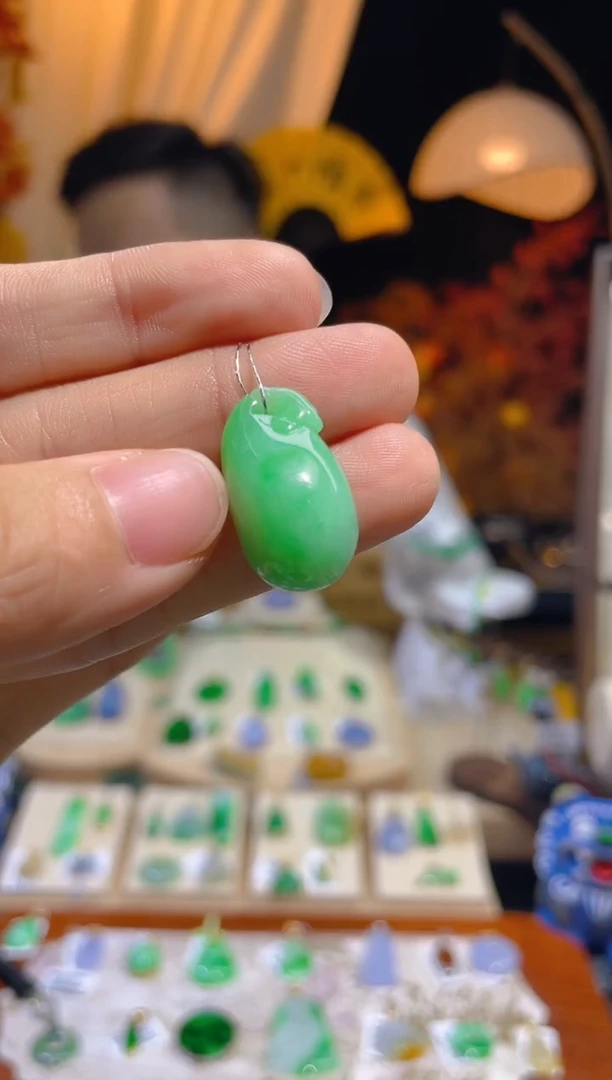 翡翠未镶嵌颈饰钱袋