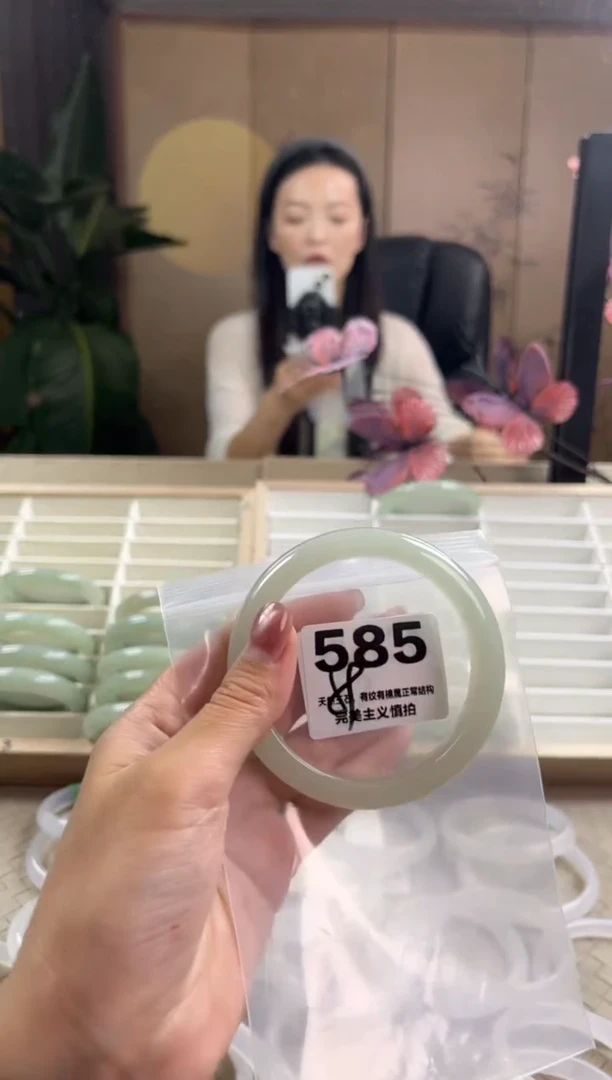 石英质玉手镯未镶嵌585