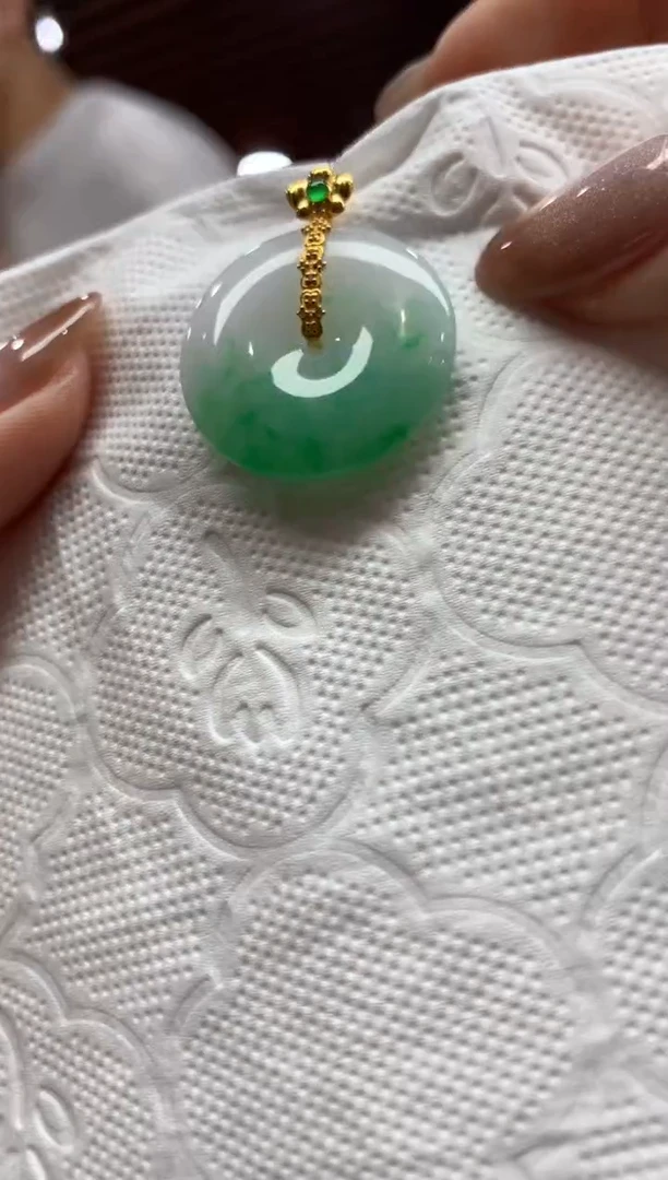 【闪购商品】翡翠吊坠(不含链)18K金镶嵌平安扣