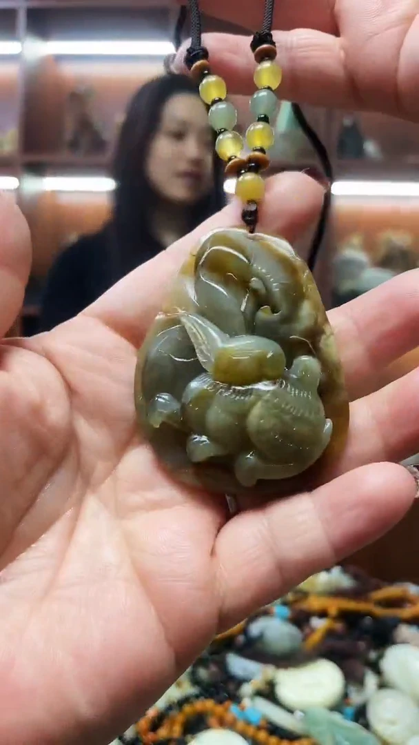 未镶嵌蛇纹石玉吊坠