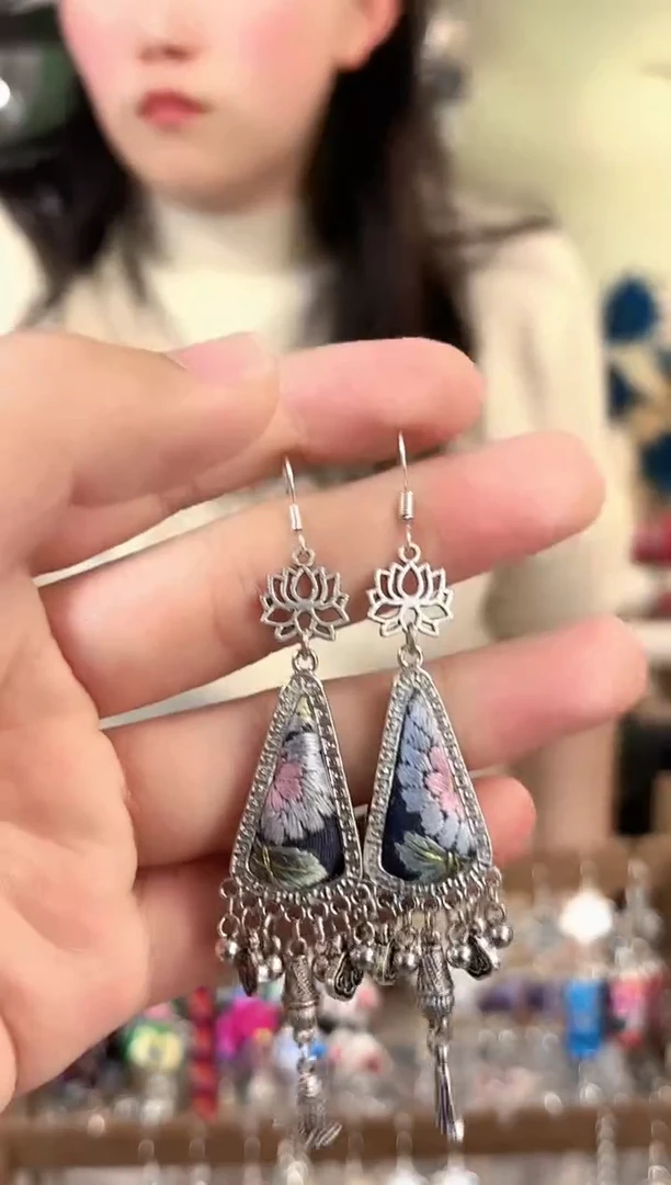 彩云南阁非遗老绣苗银饰品164