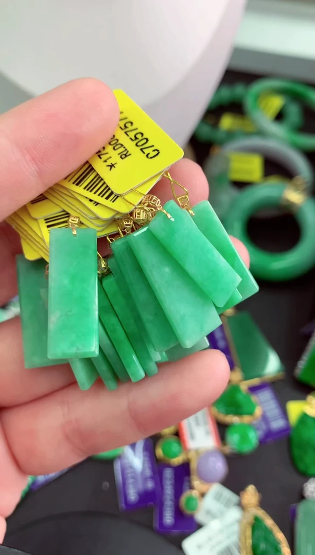 翡翠18K金镶嵌颈饰多样性发货其中一件