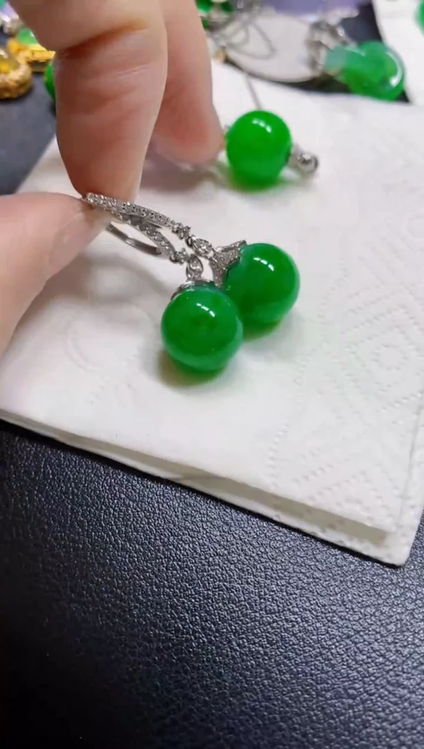 颈饰18K金镶嵌翡翠耳包