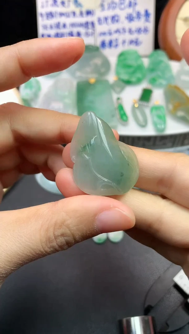 颈饰未镶嵌翡翠吊坠