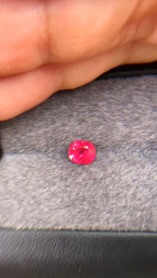 未镶嵌裸石定制尖晶石m****o枕型 曼辛超强绝地 1.30ct