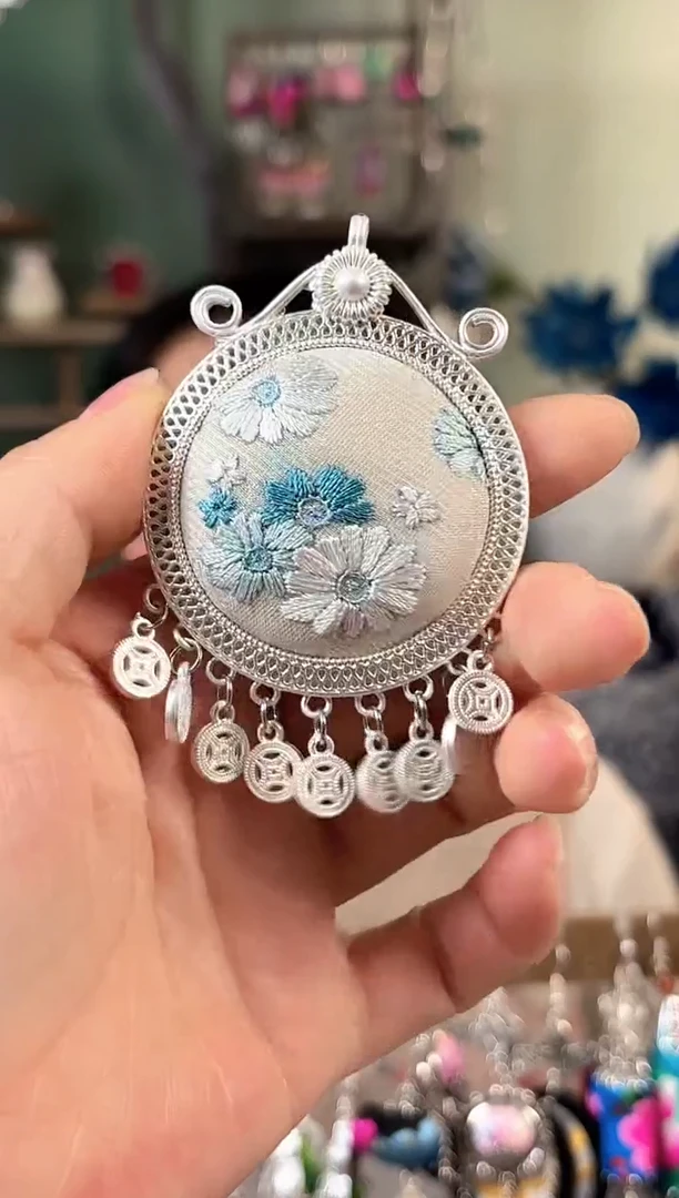 彩云南阁非遗老绣饰品455*