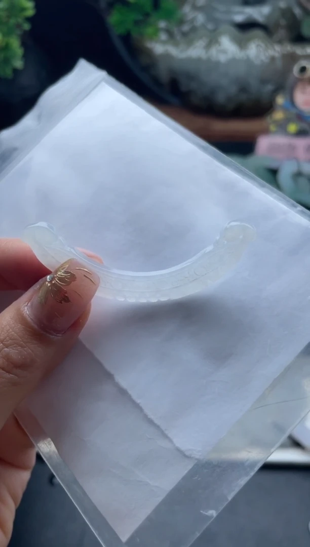颈饰未镶嵌翡翠半镯
