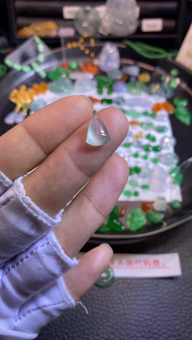 翡翠挂件未镶嵌莲蓬