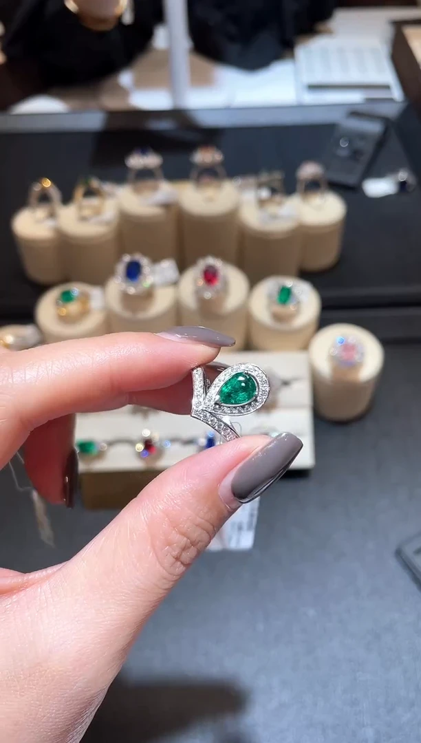 18K金镶嵌戒指祖母绿1.11ct