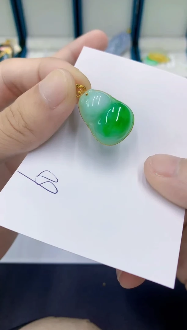 颈饰18K金镶嵌翡翠北****计翡翠