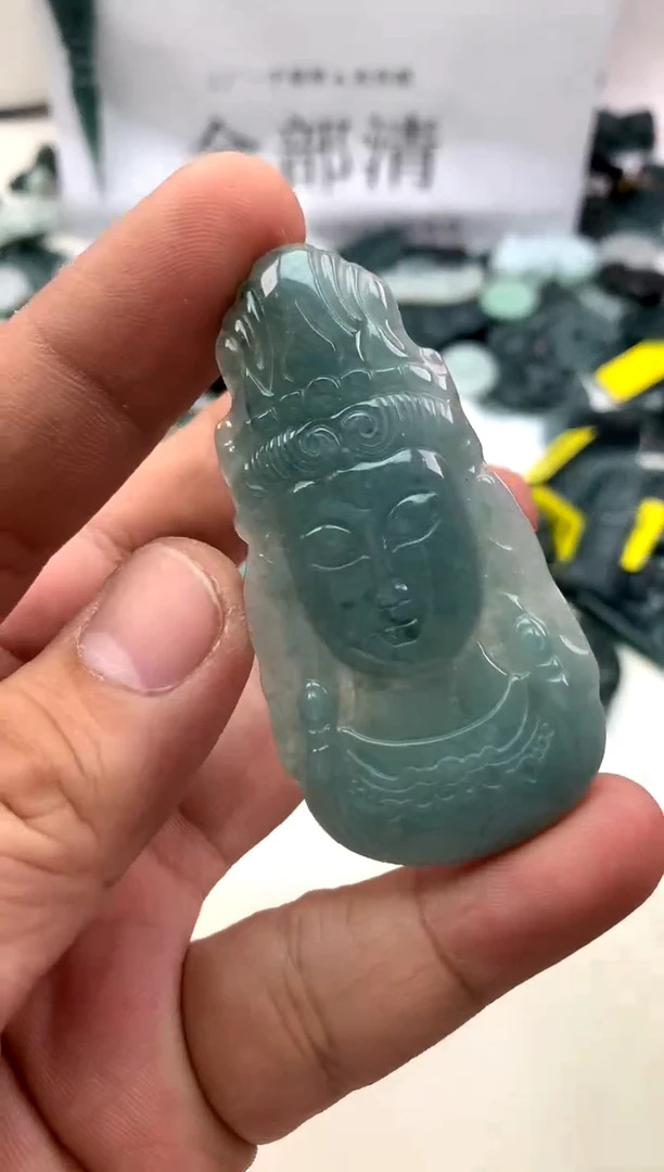 翡翠未镶嵌颈饰观音