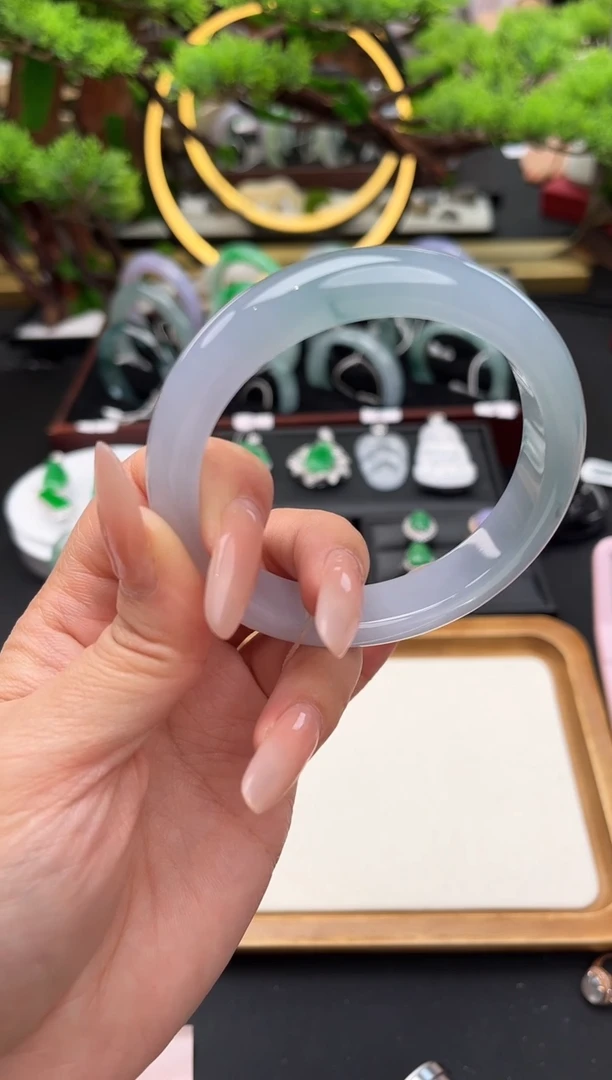 未镶嵌手镯翡翠?**?手镯