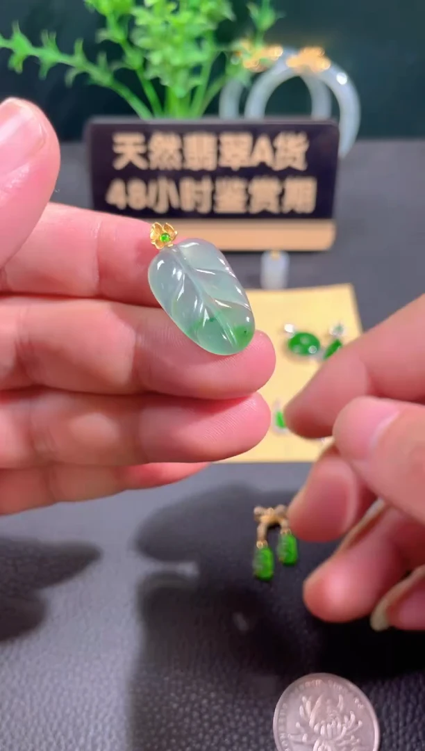 翡翠18K金镶嵌颈饰翡翠