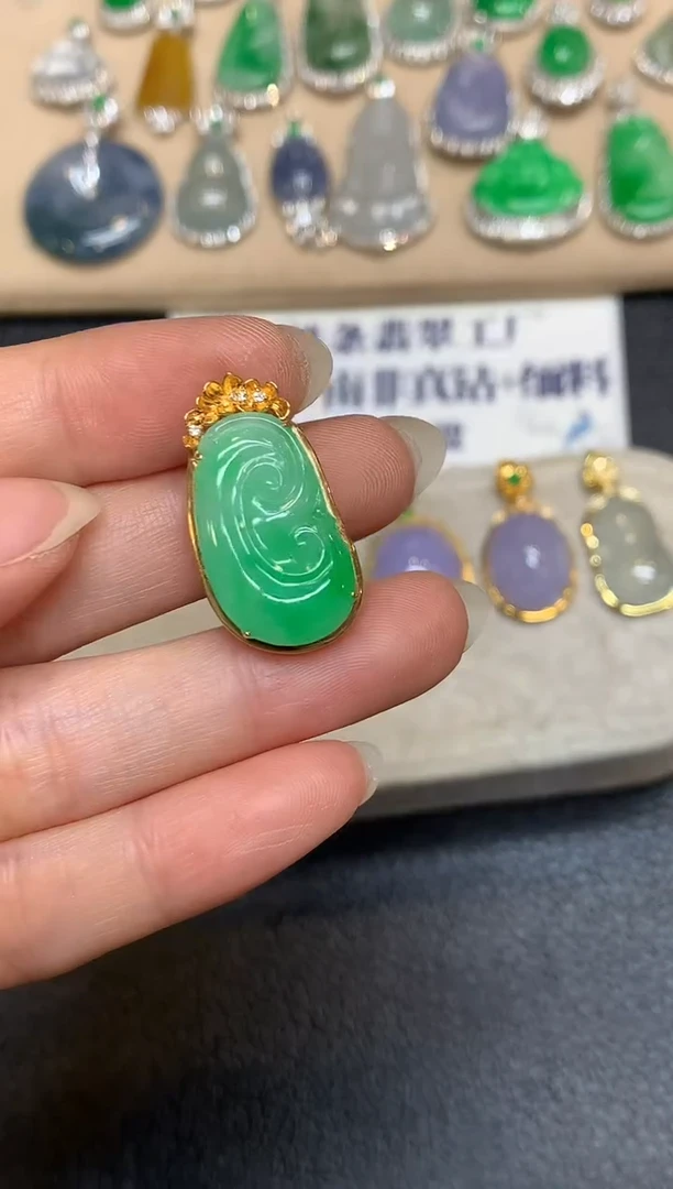 颈饰18K金镶嵌翡翠如意【无服务费