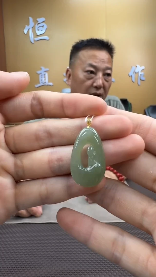 和田玉18K金镶嵌颈饰挂件