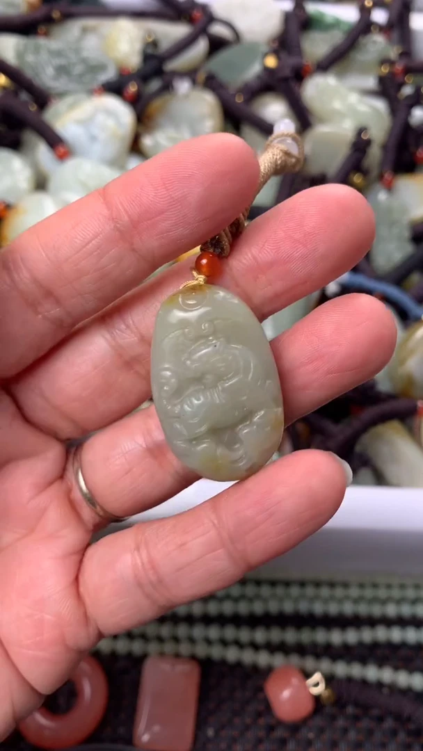 【闪购商品】和田玉颈饰未镶嵌多样性发货没有证书.拍一发一,有瑕