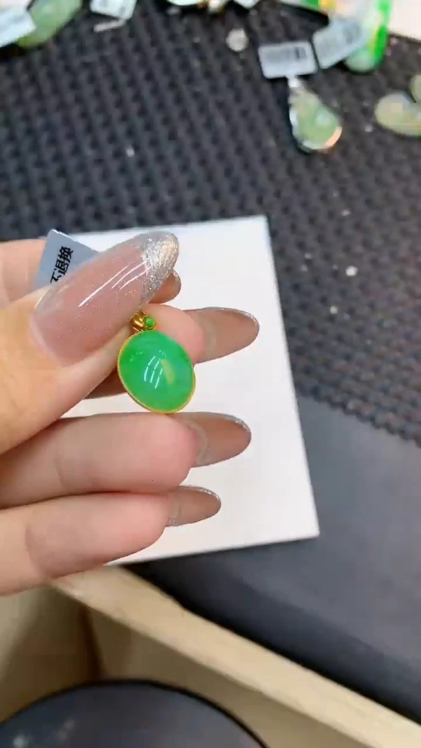 颈饰18K金镶嵌翡翠1