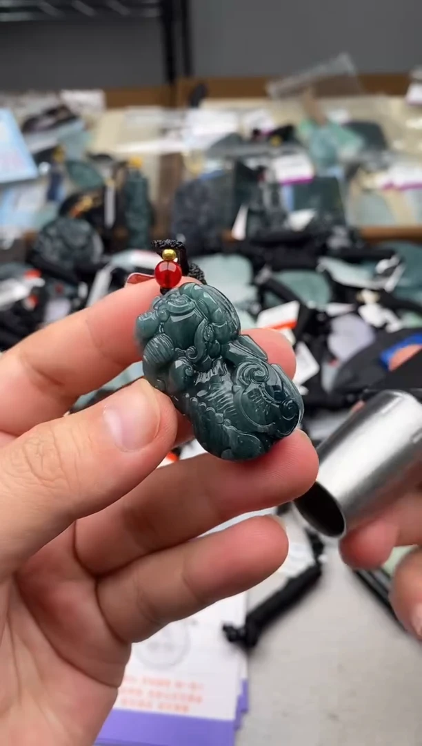 翡翠未镶嵌颈饰多样性发其一