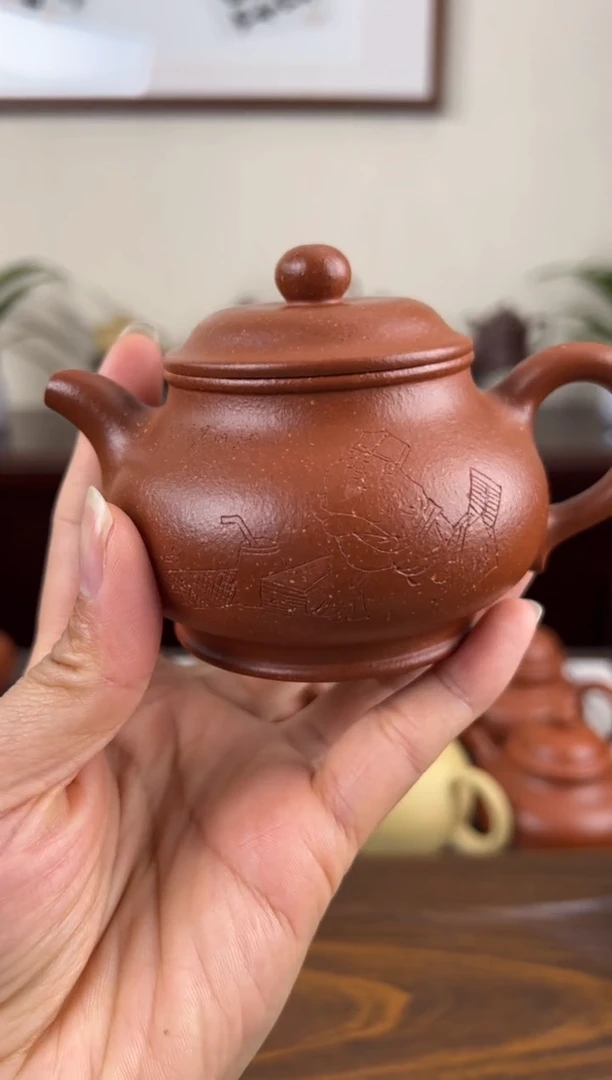 茶壶紫砂红降坡刻绘潘壶180CC