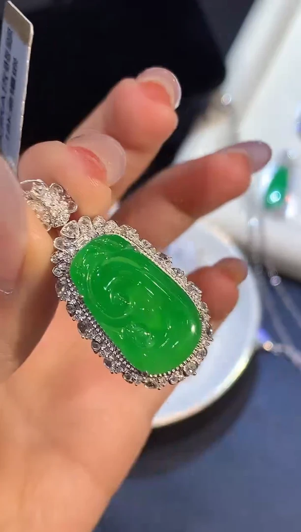 吊坠(不含链)18K金镶嵌翡翠多样性发其一