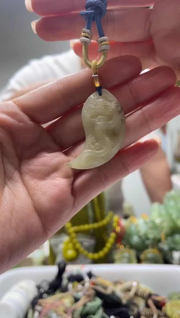 未镶嵌岫玉颈饰`