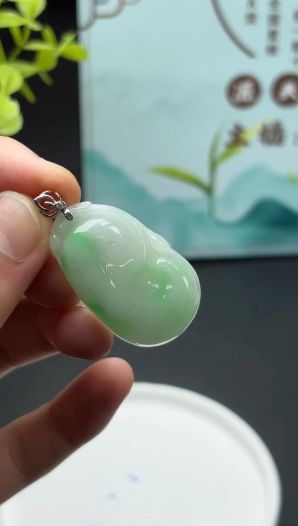 翡翠18K金镶嵌颈饰如意