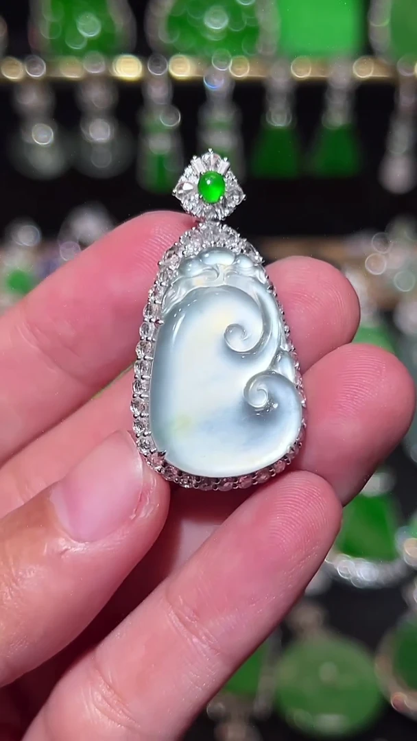 18K金镶嵌挂件翡翠吊坠