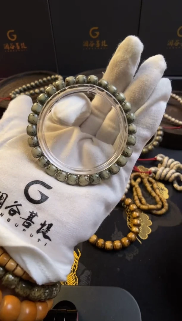星月菩提手串8×7正月绿糯通体大留白
