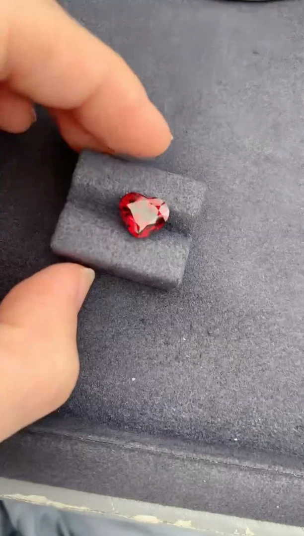 未镶嵌珠宝半成品石榴石5.3ct镁铝榴石   DG