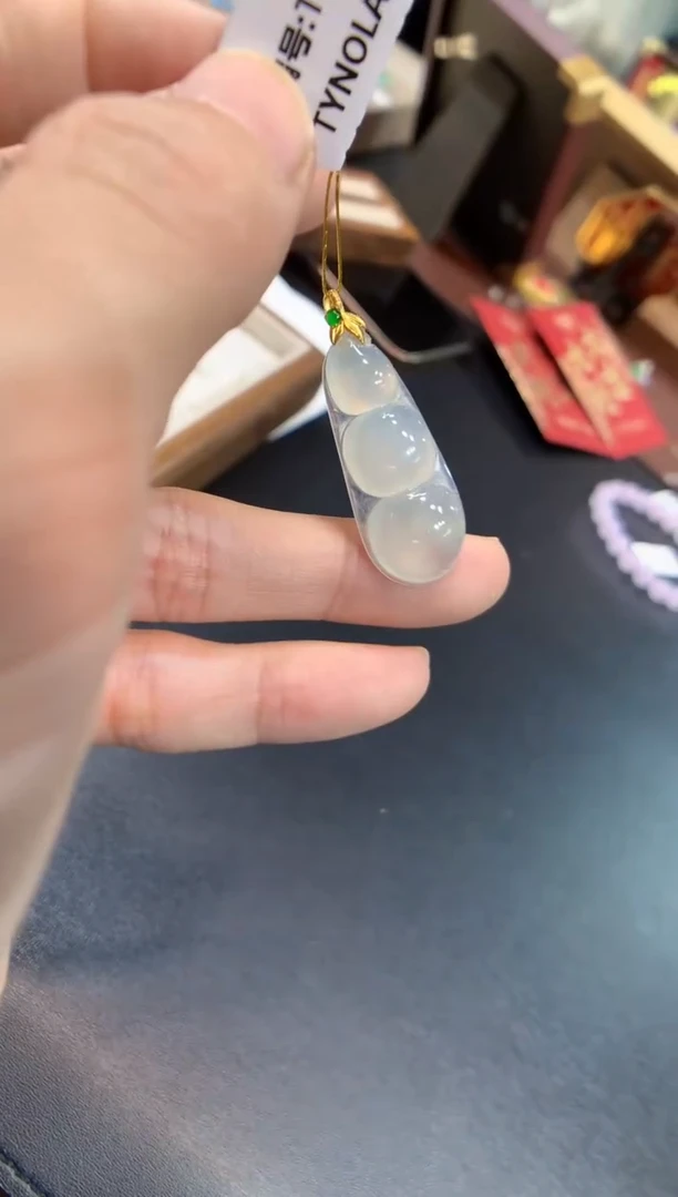 颈饰18K金镶嵌翡翠福豆
