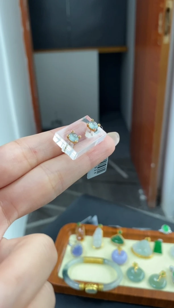 18K金镶嵌翡翠耳饰耳钉