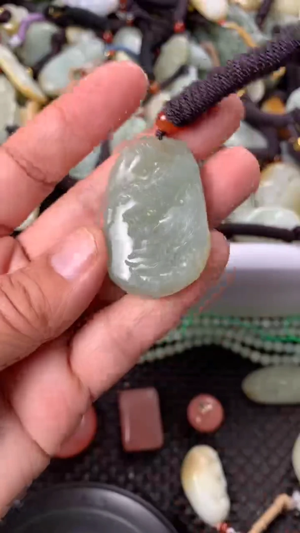 【闪购商品】和田玉颈饰未镶嵌多样性发货没有证书.拍一发一，有瑕