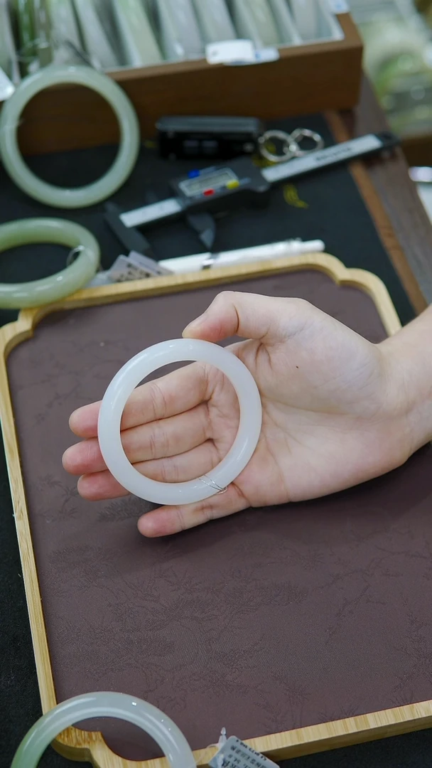 未镶嵌手镯和田玉54-55圈口正装白玉一级白