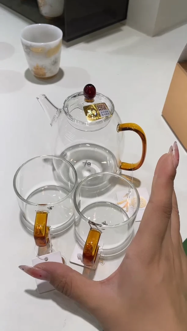 宴臣壶琥珀+清禾杯琥珀。。。。。。。。。