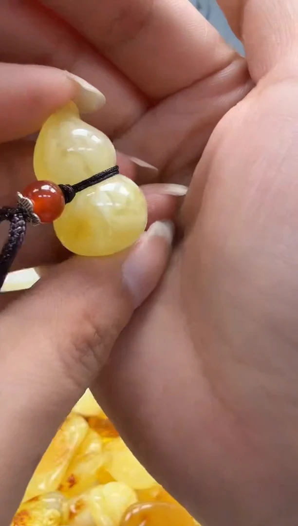 未镶嵌琥珀裸石如图