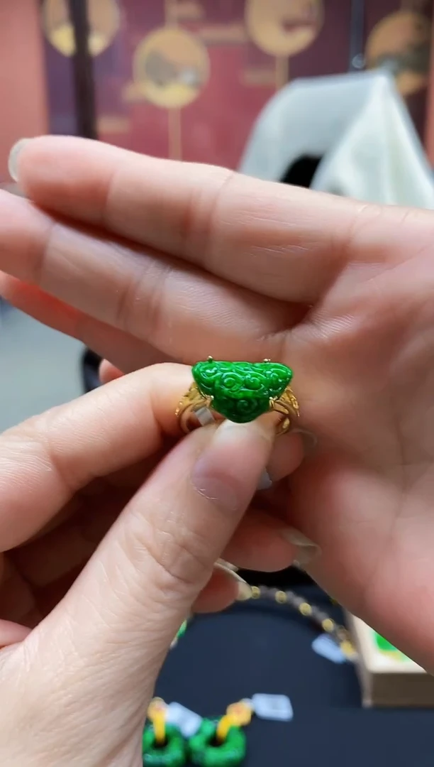 颈饰未镶嵌翡翠戒指-61