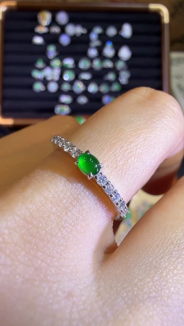 【闪购商品】翡翠戒指18K金镶嵌小龙石蛋面戒指