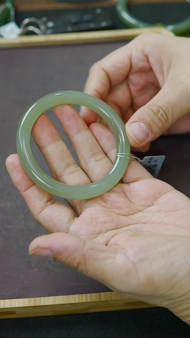 未镶嵌手镯和田玉56圈口  晴水深湖水