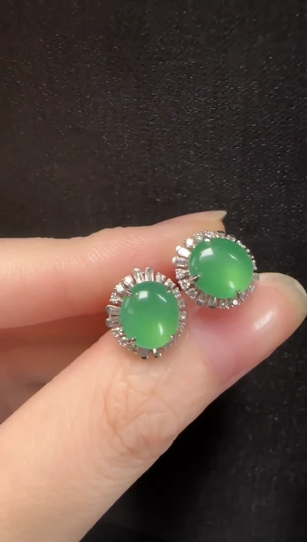 18K金镶嵌翡翠耳钉106蛋面一对
