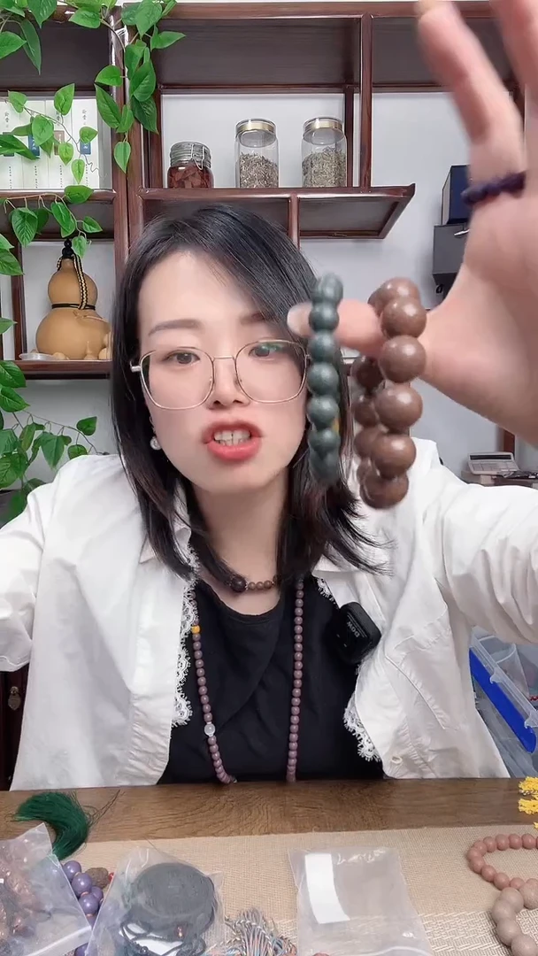 泥塑鹅梨帐中香的1.8左右手串