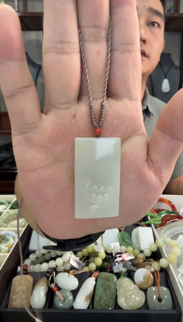 和田玉未镶嵌颈饰吊坠
