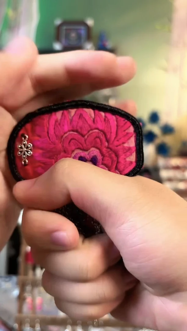 彩云南阁非遗老绣饰品702*