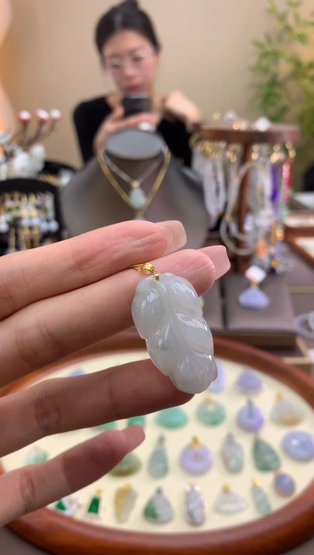 【闪购商品】翡翠颈饰18K金镶嵌叶子